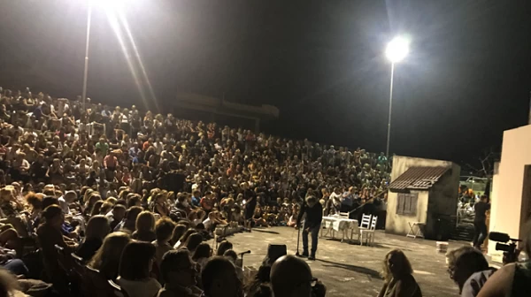 Πλήθος κόσμου είπε με μία φωνή: «δεν ξεχνώ» στη βραδιά μνήμης για το Μάτι (βίντεο)